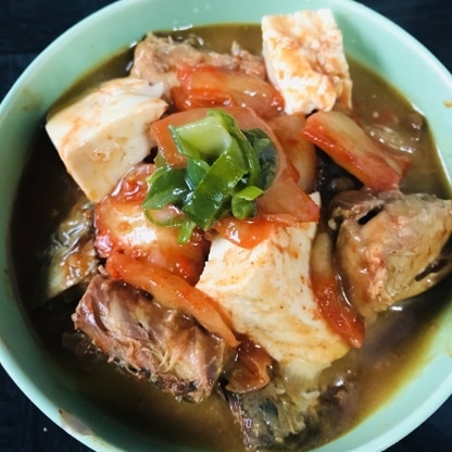 レシピを参考にして作ってみました。サバの味噌煮とキムチ、豆腐の相性がよくて栄養豊富な一品ですね。味噌の甘みとキムチの辛みがご飯によく合って美味しく頂けました。